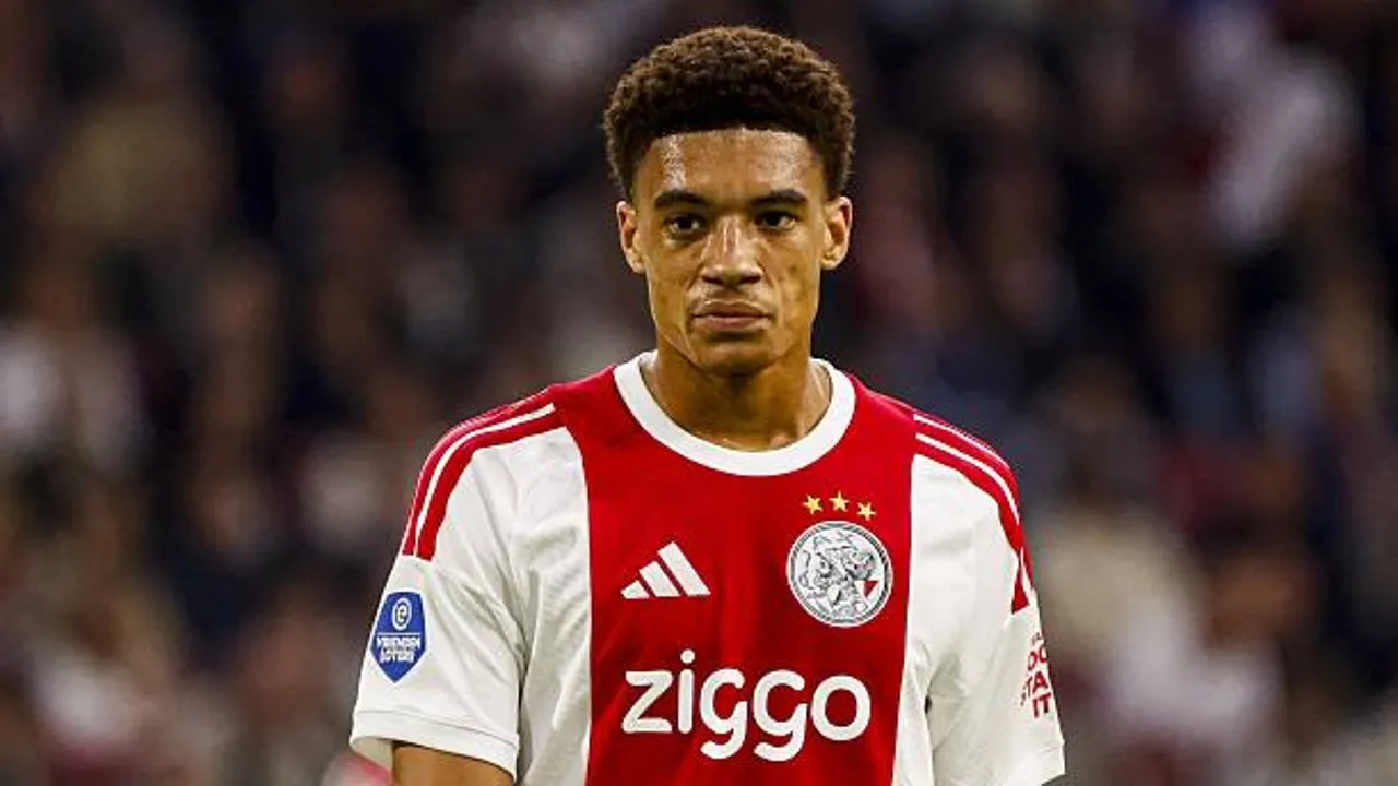 Ajax menegaskan tidak akan menjual bek muda Aaron Bouwman yang tengah menjadi buruan utama Newcastle United