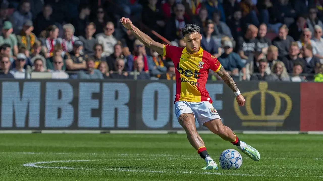Dean James Bantu Go Ahead Eagles Cetak Gol dari Skema Tendangan Bebas