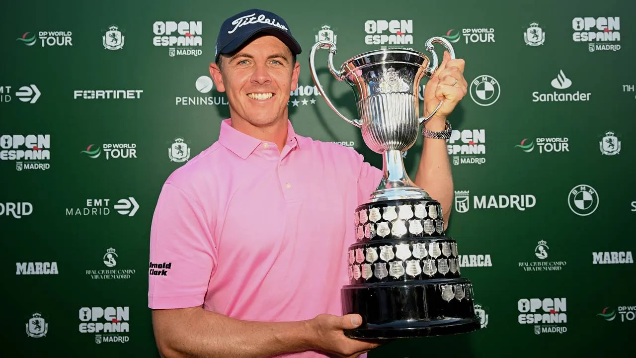 Grant Forrest berpose dengan trofi Spanish Open. (Foto: Golf Digest)