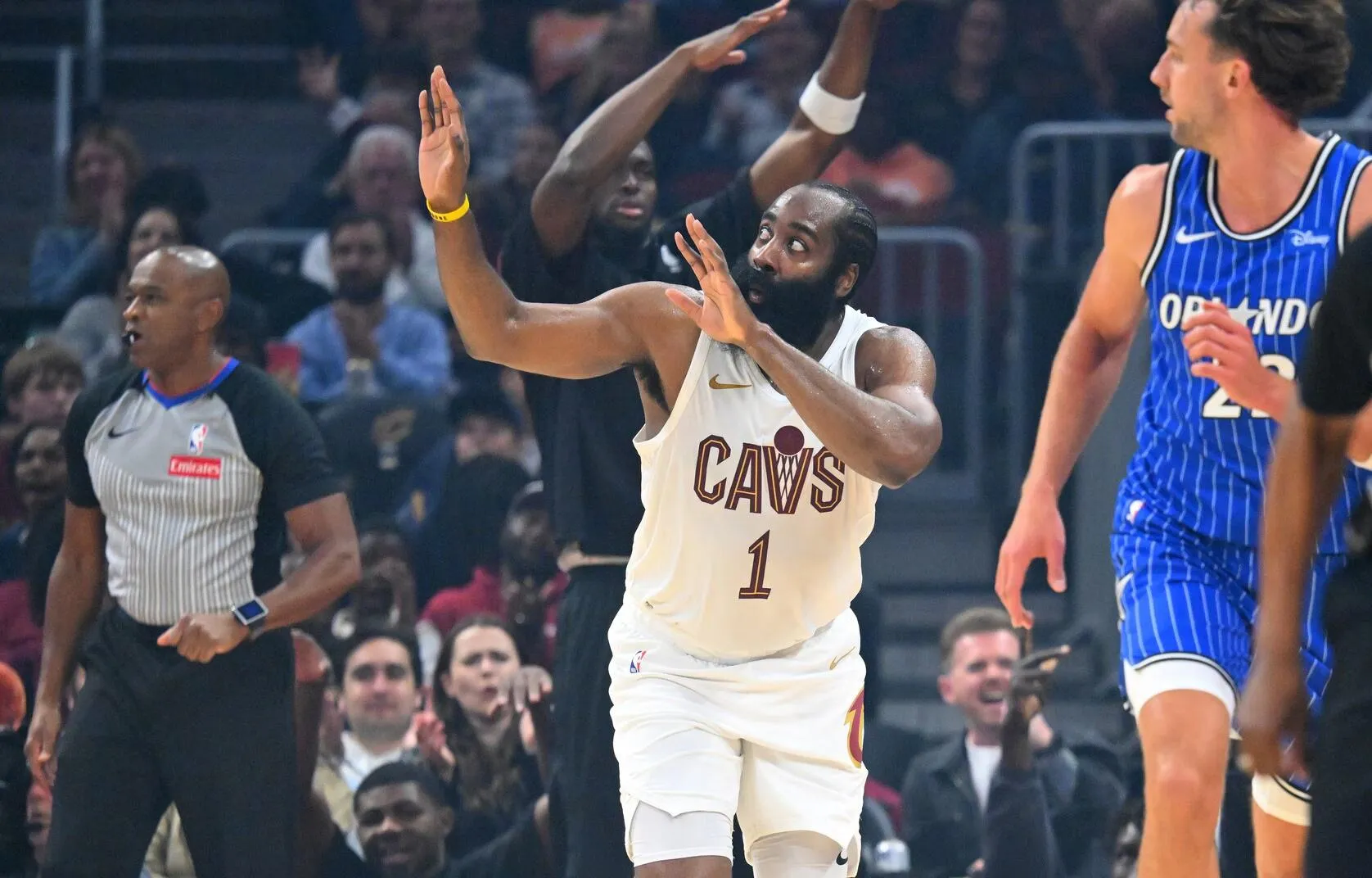 James Harden Beraksi Gemilang, Siap Sambut Musim Baru - sumber: (mainbasket)