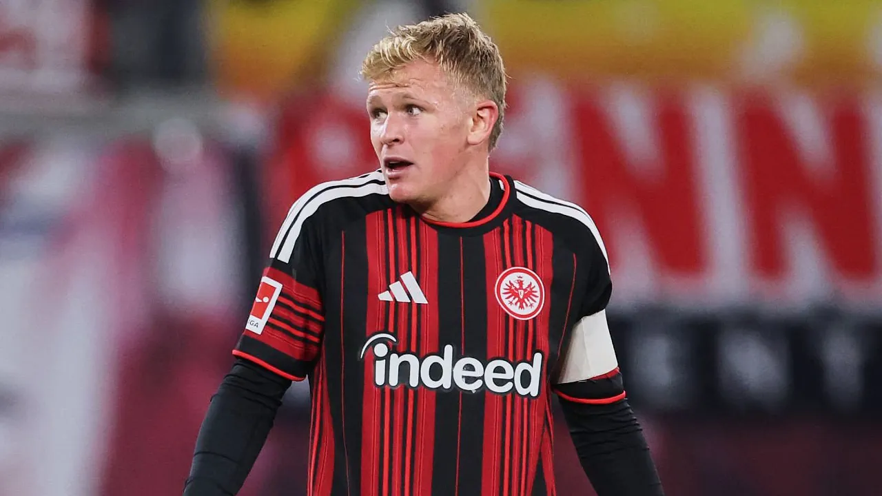 Jonathan Burkardt Ingin Lupakan Malam Buruk Frankfurt di Markas Leipzig