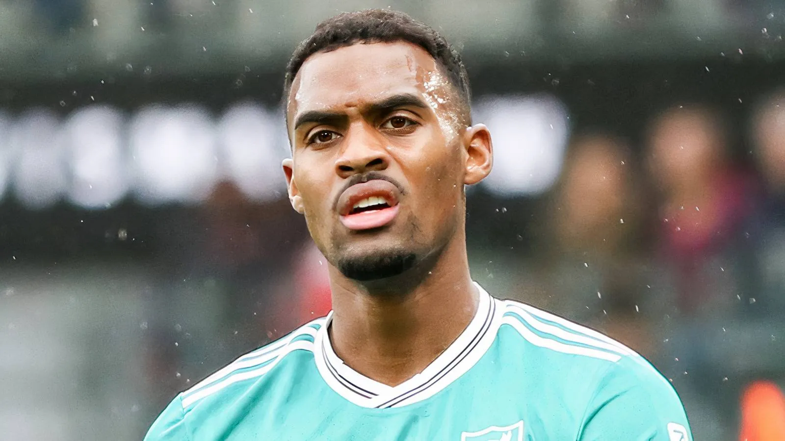 Micah Richards Terkejut Menyaksikan Duel Sengit Liverpool vs Man City - sumber: (givemesport)