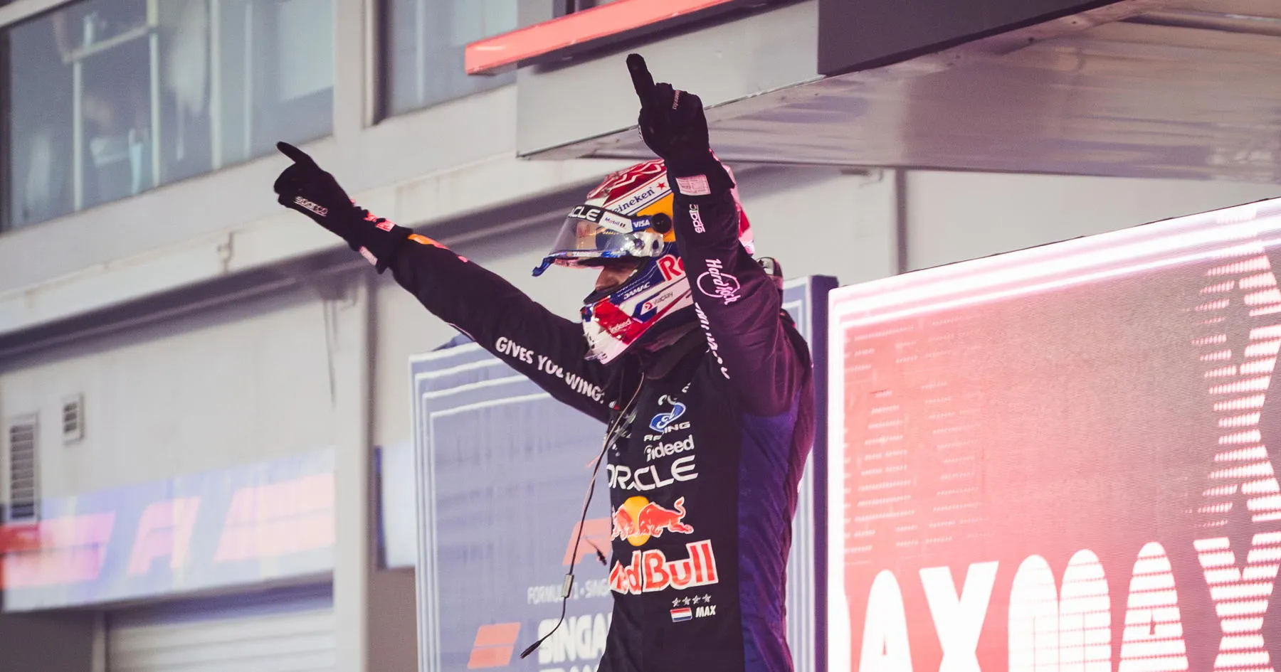 Red Bull Sukses, Verstappen Taklukkan Sirkuit Angker - sumber: (racingnews365)