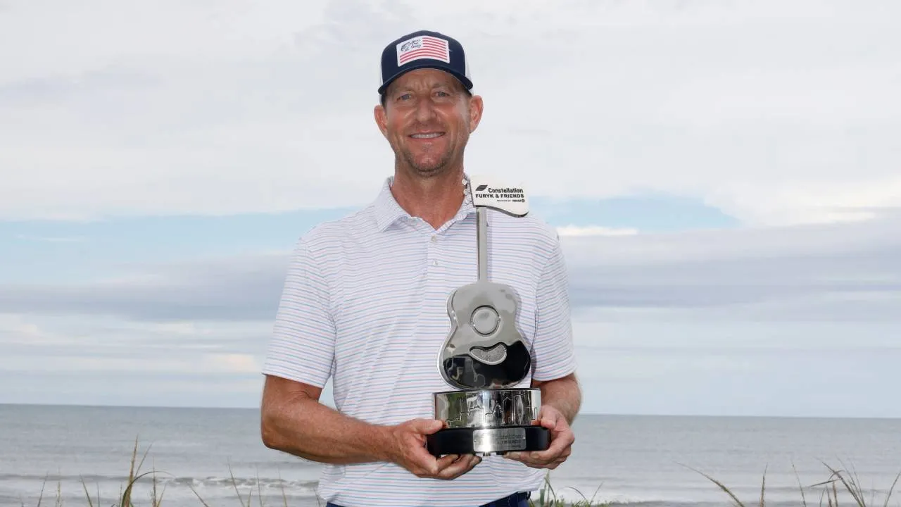 Vaughn Taylor berpose dengan trofi Constellation Furyk & Friends. (Foto: Golf Digest)