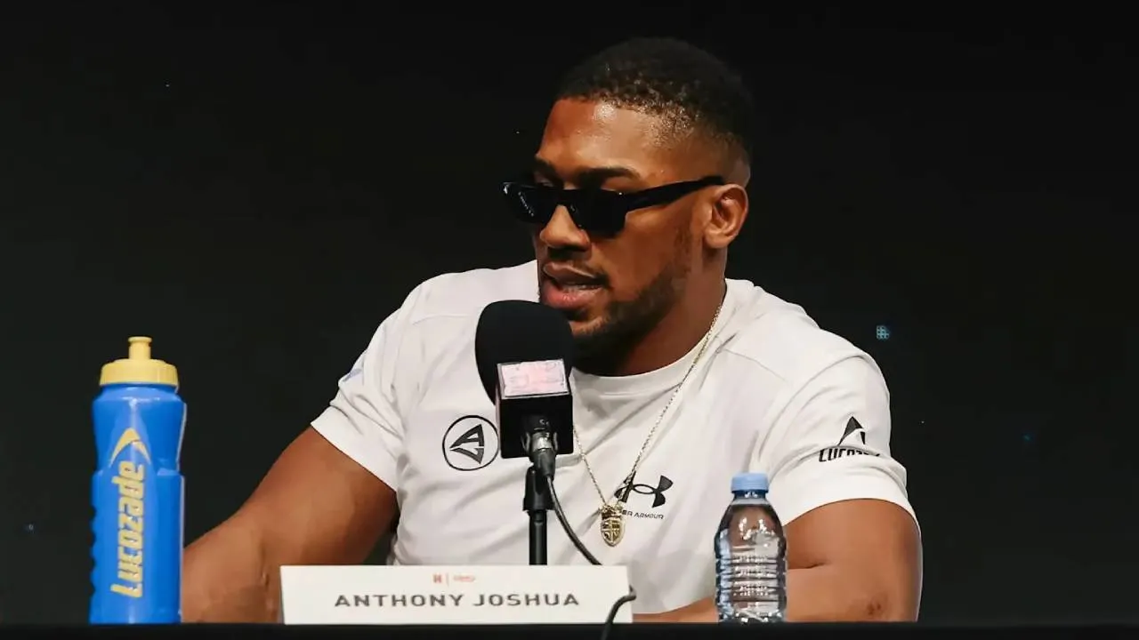 Anthony Joshua menilai fokus utamanya adalah mengalahkan lawan, bukan menambah koleksi sabuk juara. (Foto: Fight TV)