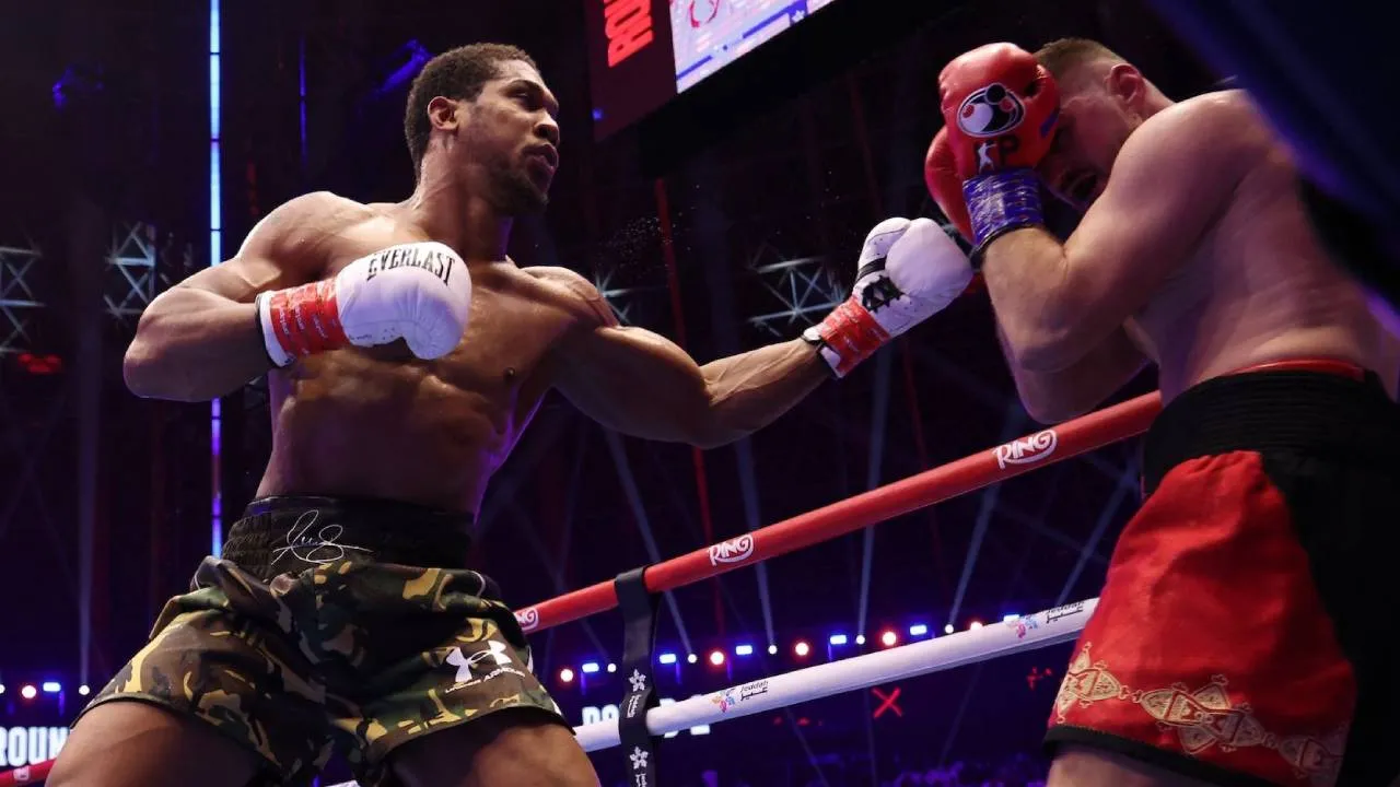 Anthony Joshua (kiri) berhasil bangkit dan menghentikan Prenga pada ronde kedua melalui kombinasi pukulan yang diakhiri pukulan tangan kanan keras. (Foto: Fight TV)