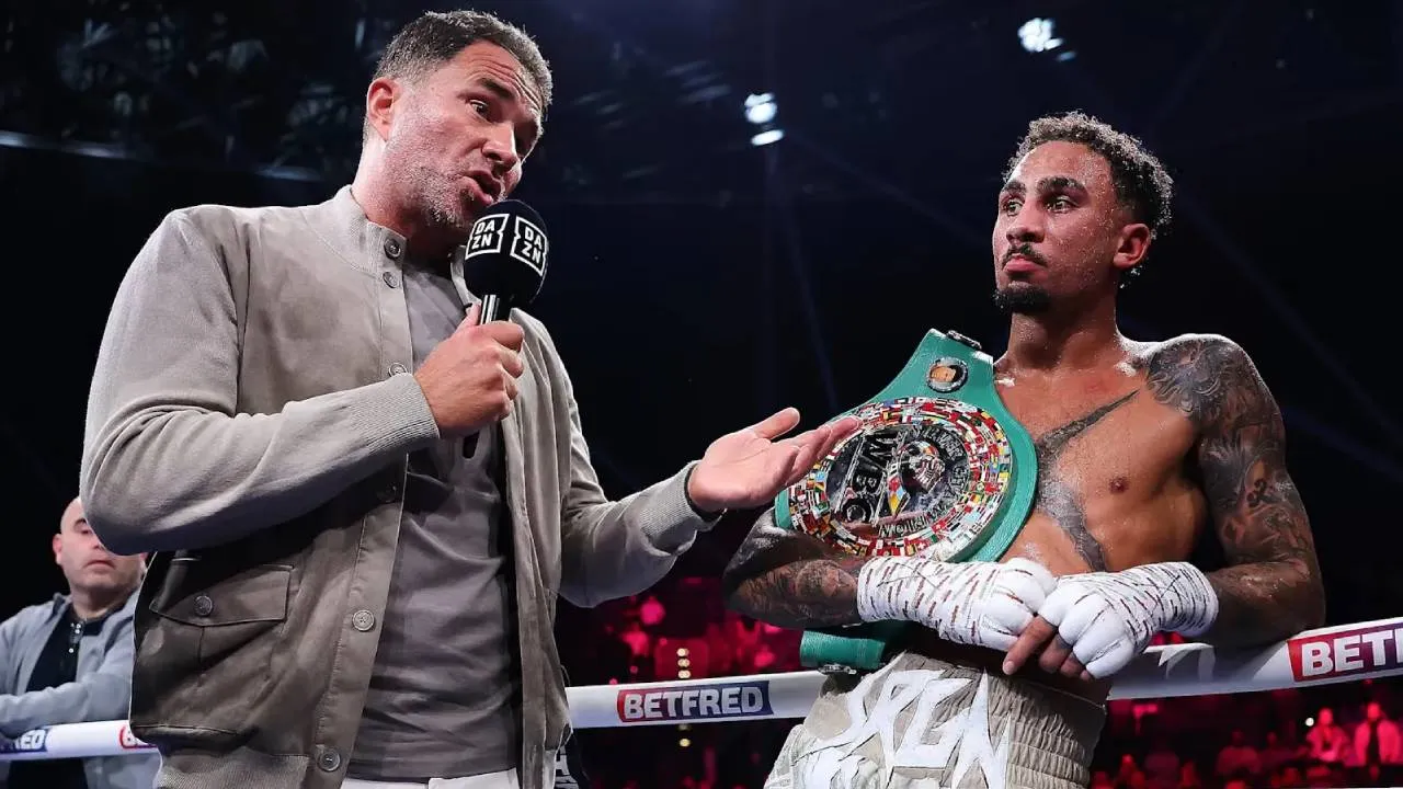 Ben Whittaker (kanan) dan promotor Eddie Hearn. (Foto: Fight TV)