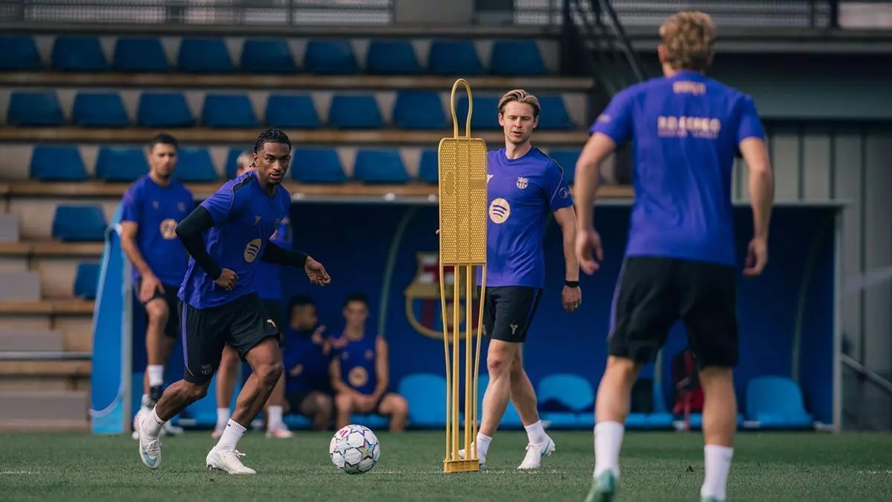 Frenkie de Jong Mendapatkan Peringatan Mengenai Nasibnya di Barcelona