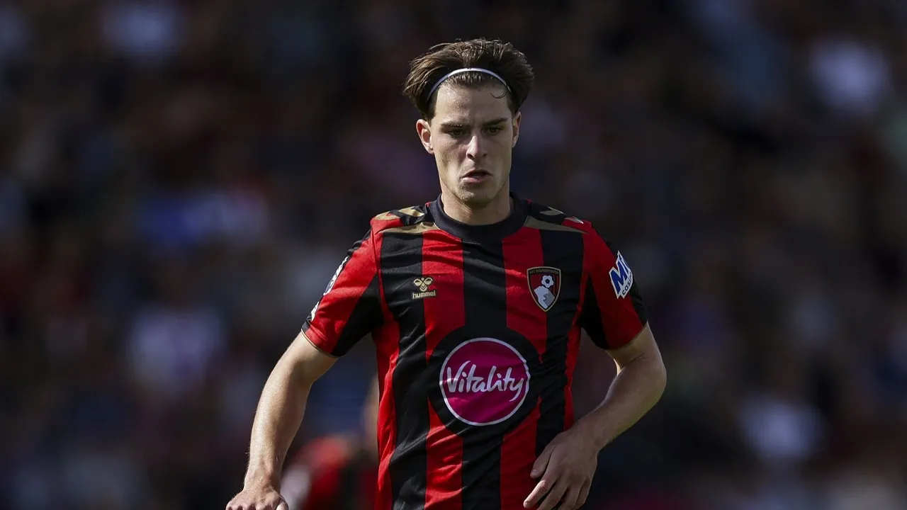 Chelsea berpeluang besar memboyong gelandang Bournemouth, Alex Scott, guna memperdalam opsi lini tengah pada bursa transfer Januari