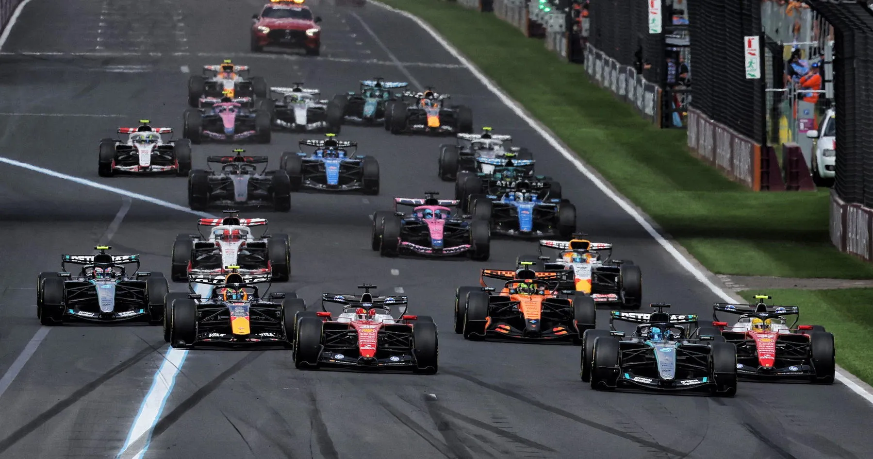 Lewis Hamilton Rayakan Kembalinya F1 ke Afrika di 2030 - sumber: (racingnews365)