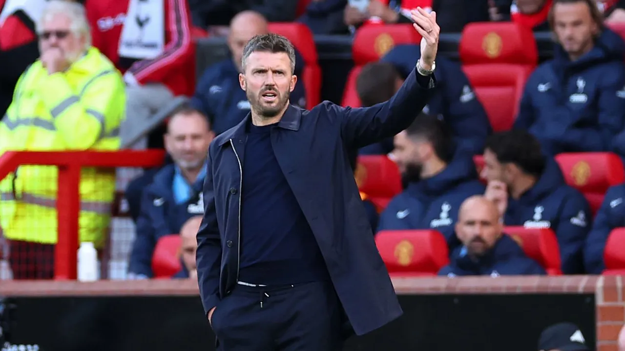 Michael Carrick Bela Strategi Transfer MU di Tengah Badai Cedera