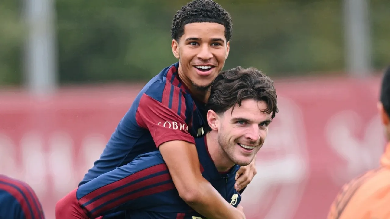 Pemain Keturunan Indonesia, Demiane Agustien digendong Declan Rice dalam latihan Arsenal jelang lawan Lille.