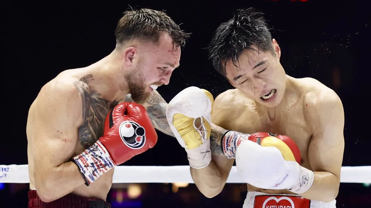 Sam Goodman (kiri) tampil agresif sepanjang duel dan mampu mengatasi perlawanan petinju tuan rumah tersebut. (Foto: Fight TV)