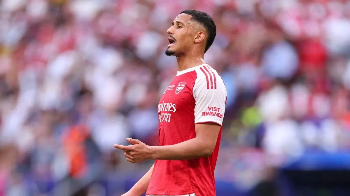 Arsenal Ungkap Alasan Saliba Absen dari Foto Tim - sumber: (footballlondon)