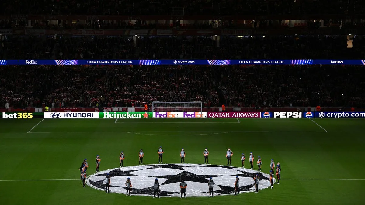 Fans Arsenal Duduk di Lantai saat Kemenangan Liga Champions - sumber: (footballlondon)