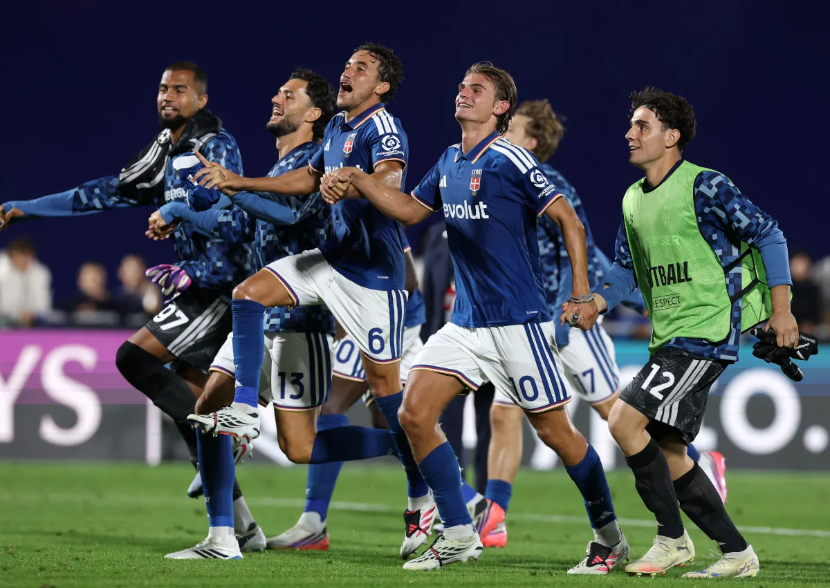 Feyenoord Hadapi Como di Liga Champions: Susunan Pemain Terungkap - sumber: (footballitalia)