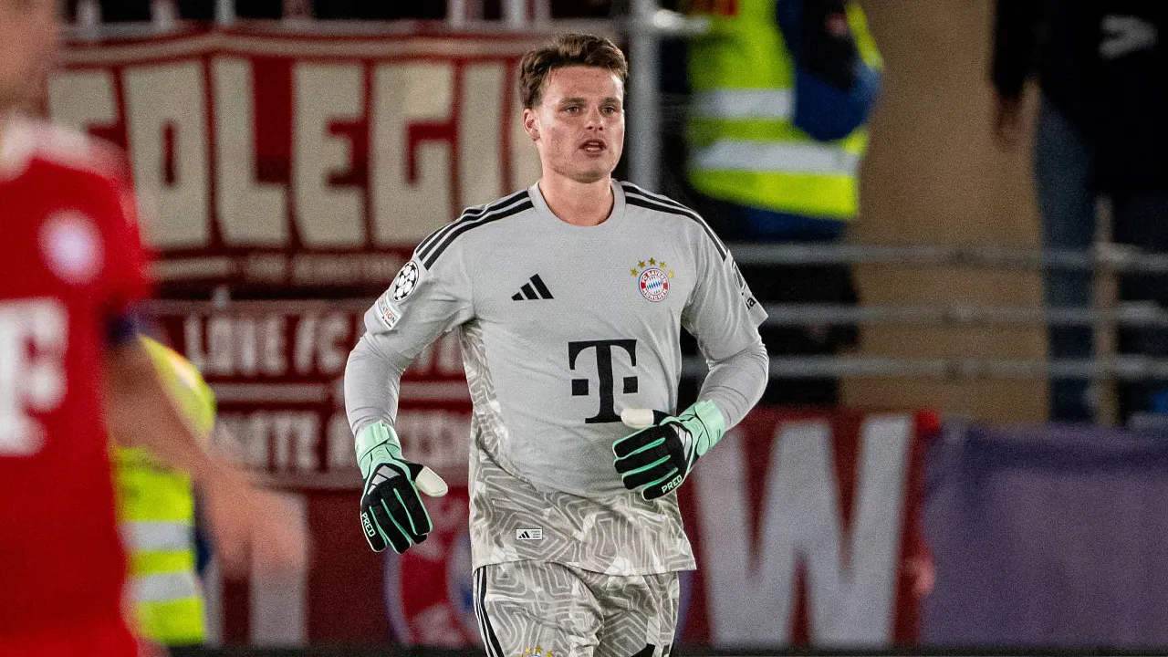 Jonas Urbig Akui Bayern Kesulitan Bertahan Usai Kehilangan Olise