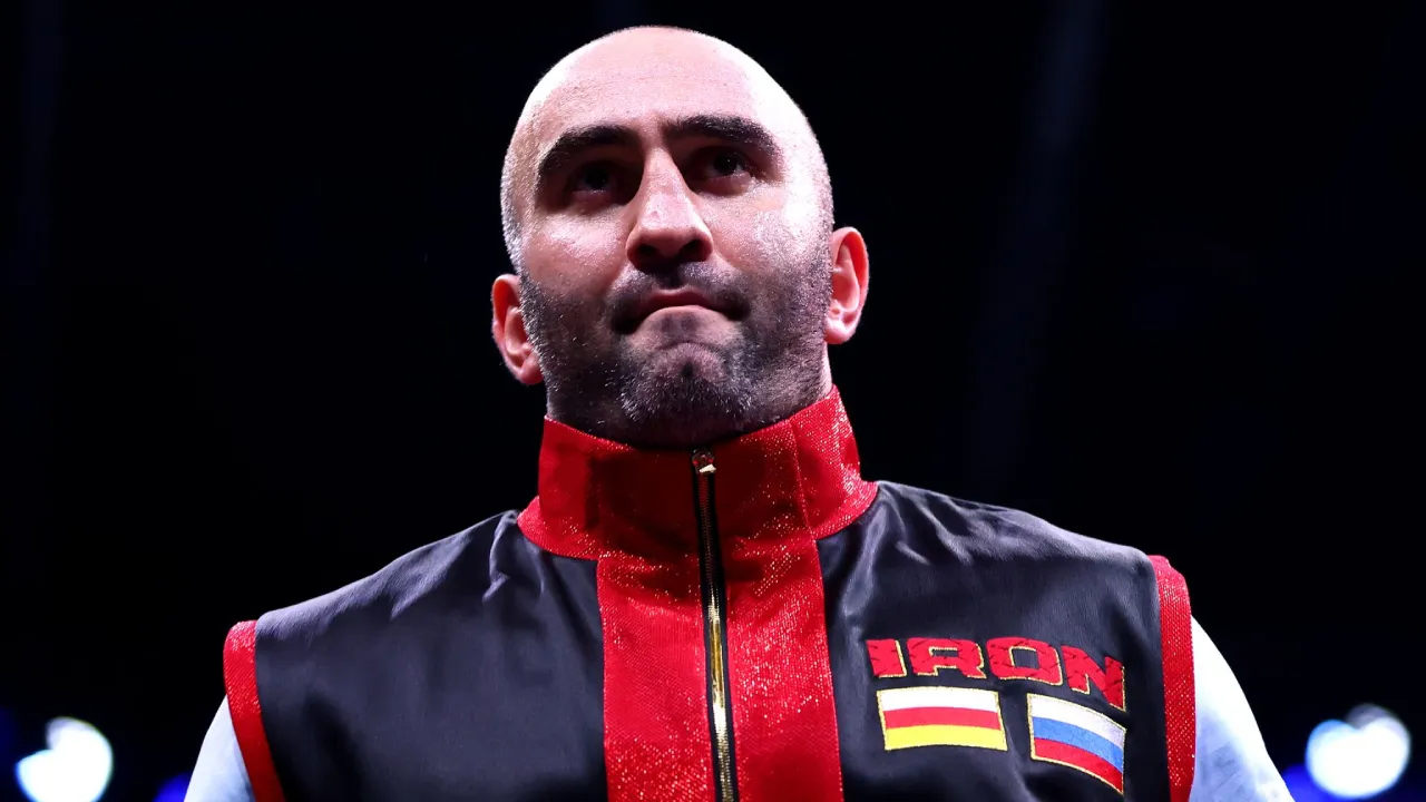 Murat Gassiev, yang saat ini berstatus juara dunia kelas berat WBA, menilai dirinya seharusnya mendapat kesempatan memperjuangkan status super champion. (Foto: Fight TV)