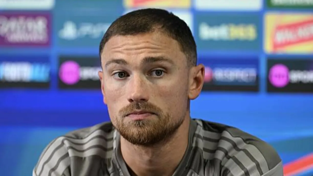 Renovasi Tribun Utara Villa Park, Matty Cash Pasrah Meski Bikin Canggung