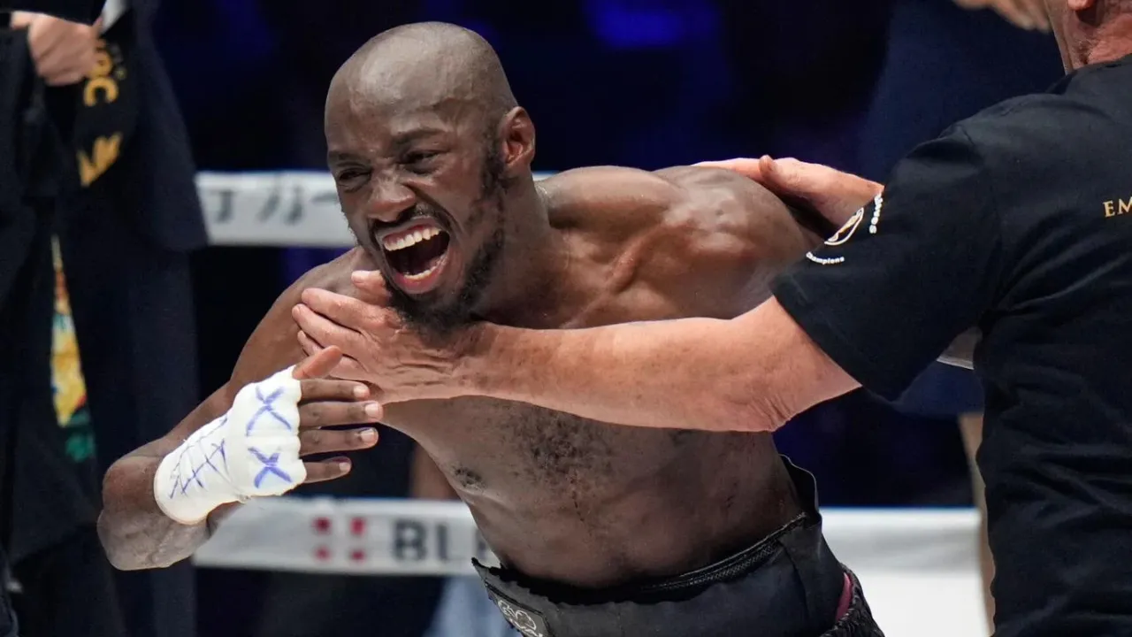 Ricardo Malajika diliputi kegembiraan setelah dinyatakan sebagai pemenang atas Tomoya Tsuboi. (Foto: Fight TV)