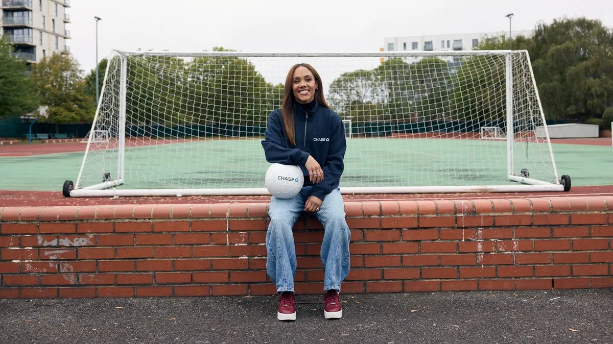 Alex Scott Kunjungi Sekolah di London, Kejutkan Siswa - sumber: (footballlondon)