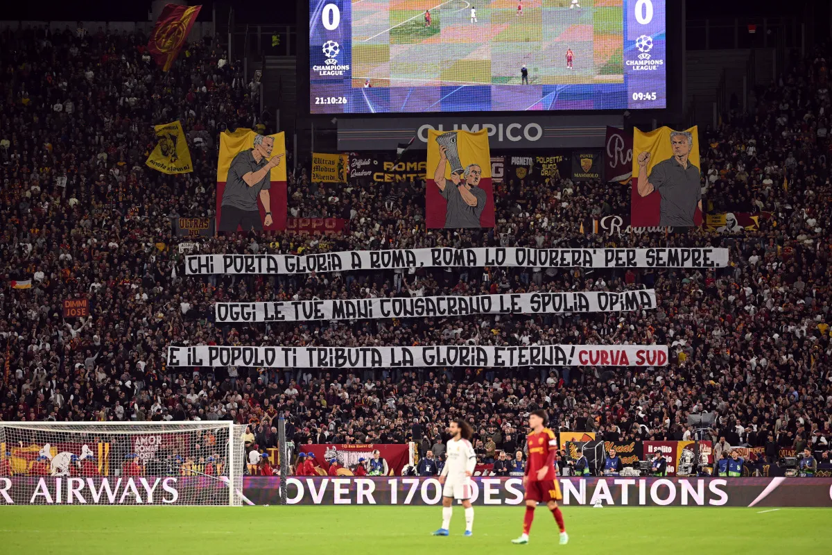 AS Roma Sambut Kembalinya Mourinho ke Liga Champions dengan Tifo Spesial - sumber: (footballitalia)