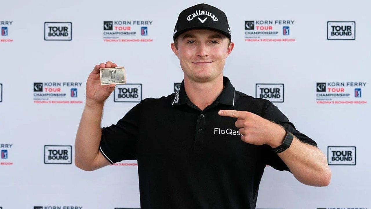 Blades Brown berpose sambil memaerkan kartu keanggotaan PGA Tour. (Foto: Golf Digest)