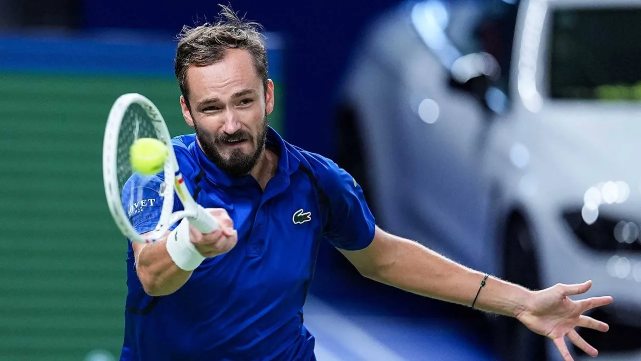 Berita Tenis: Daniil Medvedev melaju ke perempatfinal Shanghai Open untuk kali keempat dalam lima penampilan terakhirnya di turnamen Masters 1000 tersebut usai mengalahkan rival lamanya, Stefanos Tsitsipas. Mantan petenis peringkat 1 dunia pernah menjuara