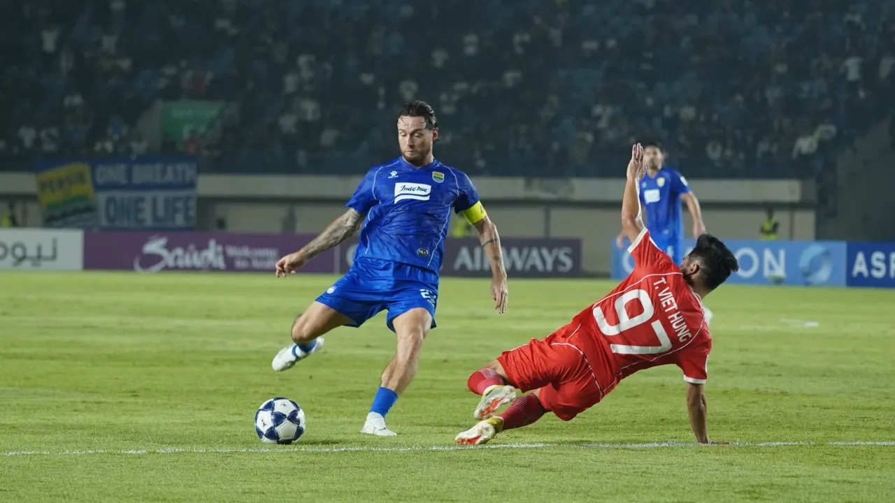 Marc Klok Kartu Merah, Pelatih Persib Soroti Faktor Kelelahan
