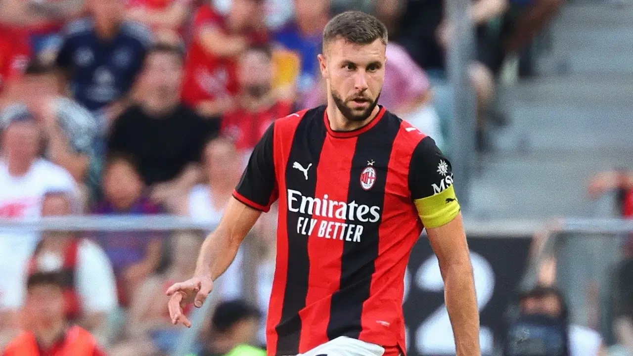 Strahinja Pavlovic Resmi Perpanjang Kontrak di Milan hingga 2031
