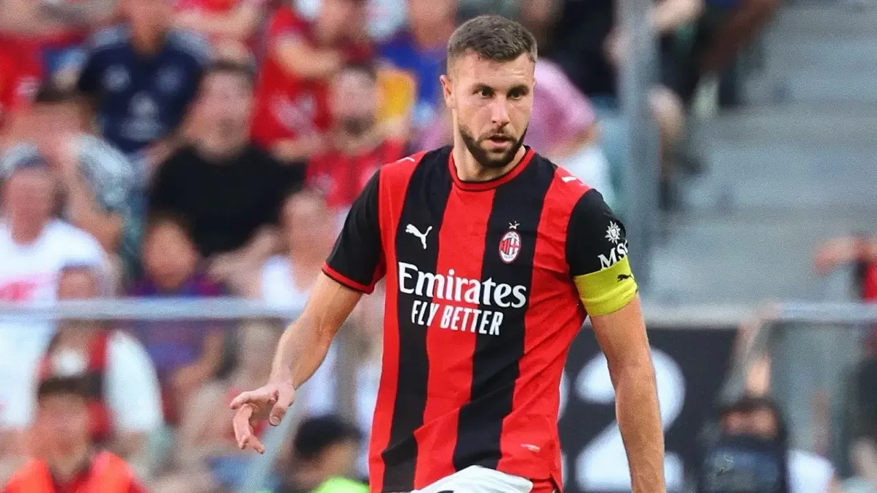 Strahinja Pavlovic Resmi Perpanjang Kontrak di Milan hingga 2031