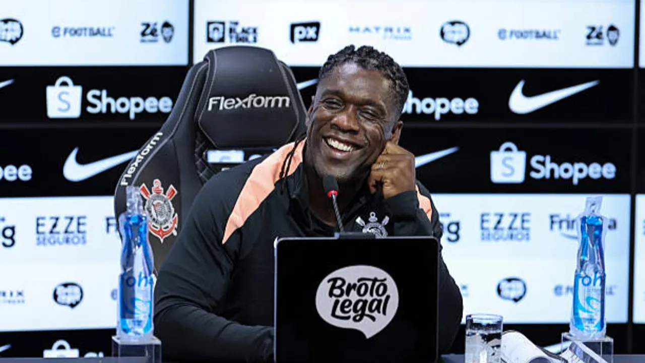 Clarence Seedorf mengundurkan diri dari Dewan Pengawas KNVB usai resmi diangkat menjadi manajer baru klub Brasil, Corinthians