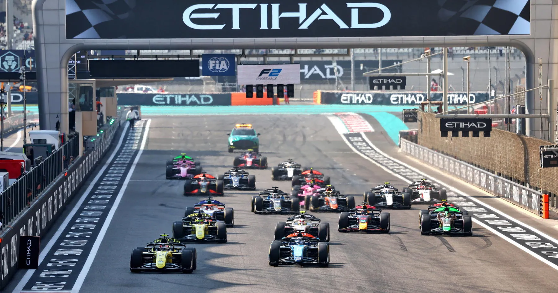 F2 Tegaskan Jadwal Akhir Meski F1 di Timur Tengah Berisiko - sumber: (racingnews365)
