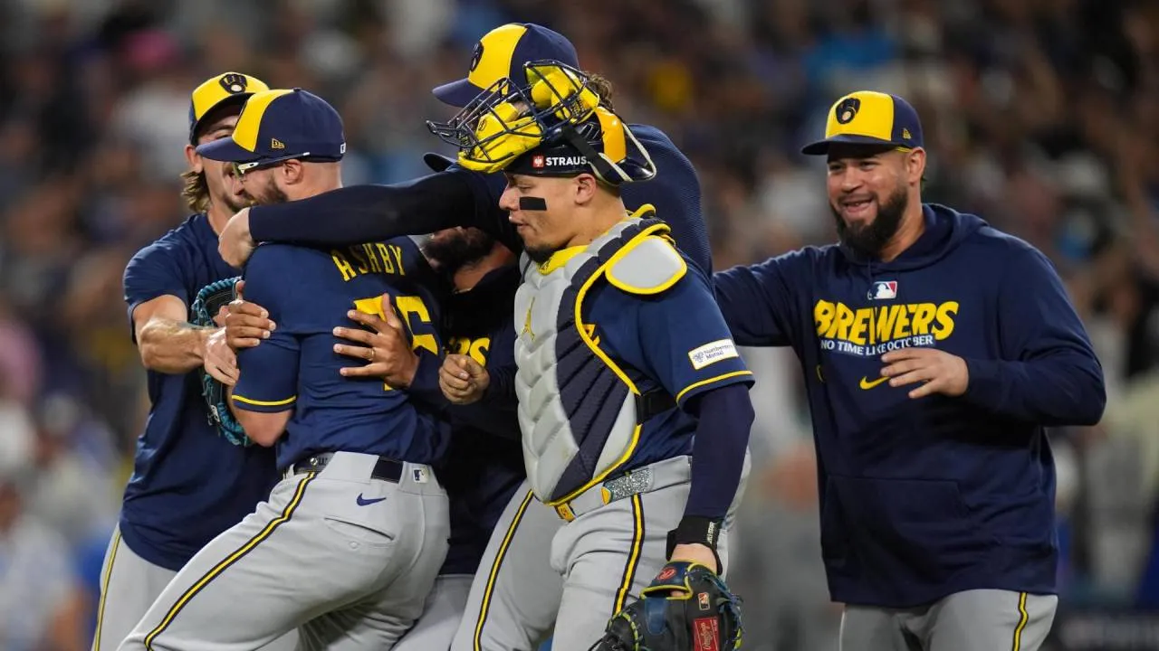 Para pemain Milwaukee Brewers berhamburan untuk merayakan keberhasilan yang telah dinanti selama 44 tahun. (Foto: AP)