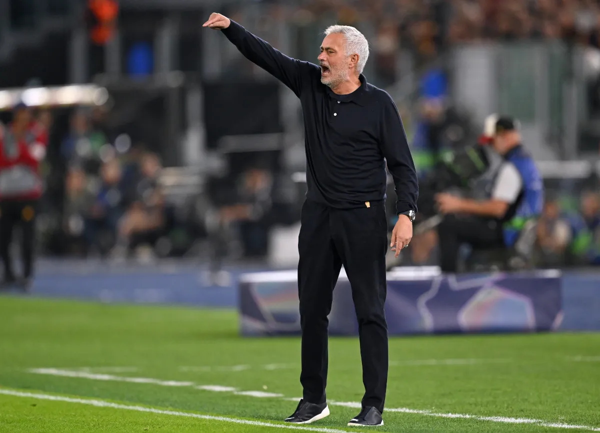 Mourinho Sampaikan Rasa Syukur Abadi kepada Fans Roma - sumber: (footballitalia)