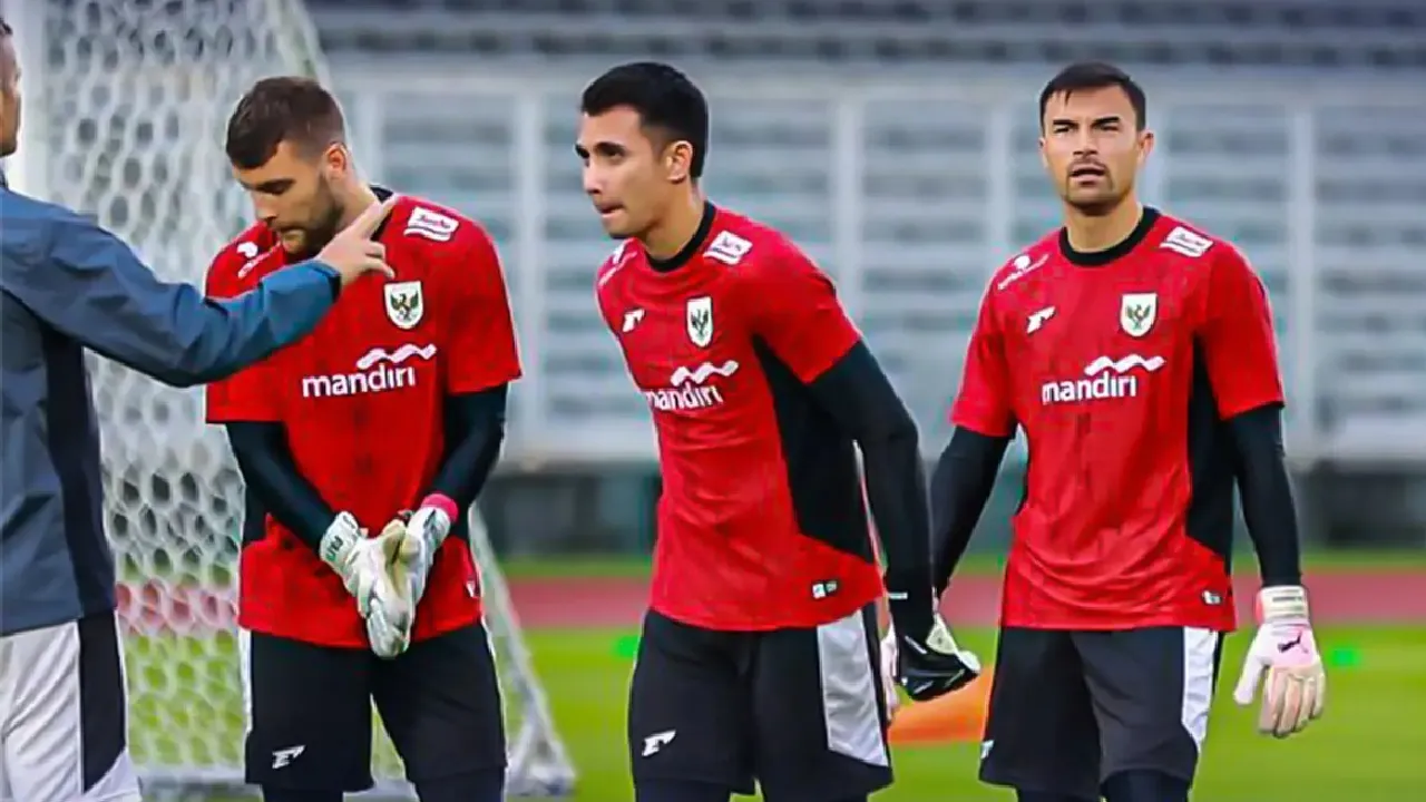 Nadeo Argawinata bersama Maarten Paes dan Emil Audero dalam Training Center Timnas Indonesia.