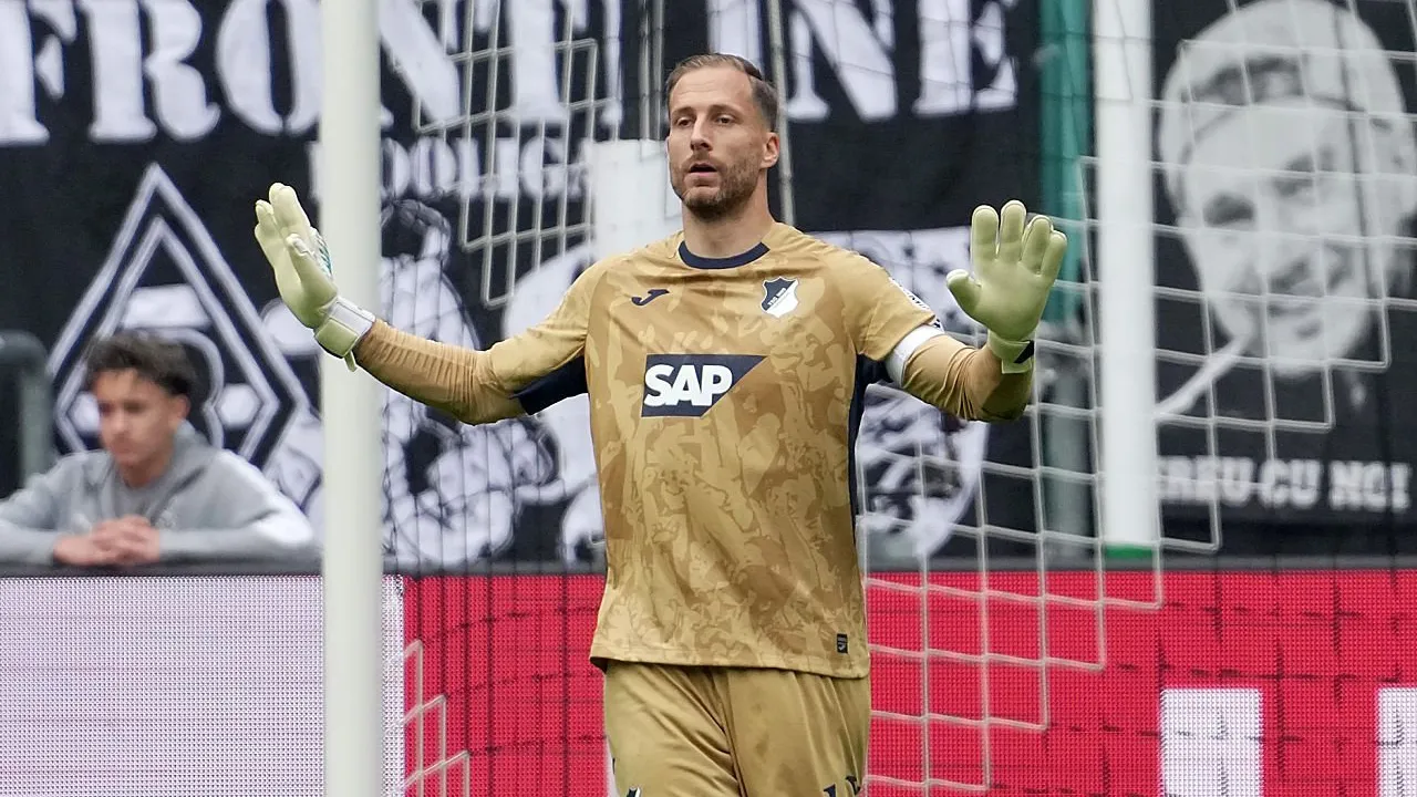 Oliver Baumann Kritik Pertahanan Hoffenheim Usai Kalah dari Besiktas