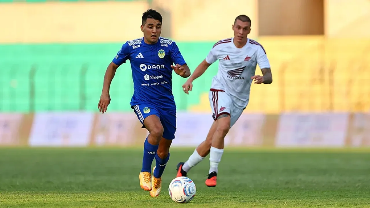 Gelandang PSIM Jogja, Ezequiel Vidal di laga kontra PSM Makassar