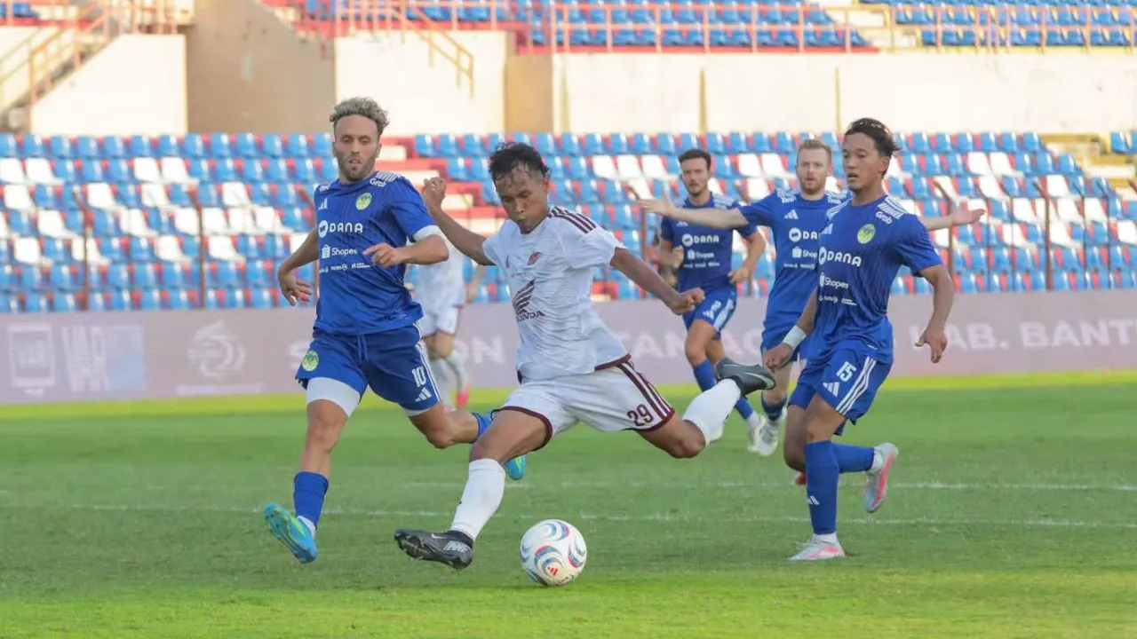 Pemain PSM Makassar, Achmat Fahrul Aditia mencetak gol ke gawang PSIM Jogja