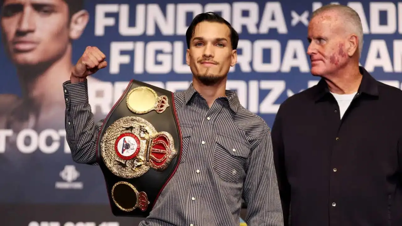 Brandon Figueroa mencatat berat 127,4 pon atau 1,4 pon di atas batas kelas bulu sebesar 126 pon dalam penimbangan resmi pada Jumat (16/10). (Foto: Fight TV)