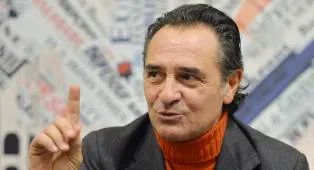 Cesare Prandelli: AS Roma Pantas Menang, Mourinho Jenius soal Pergantian