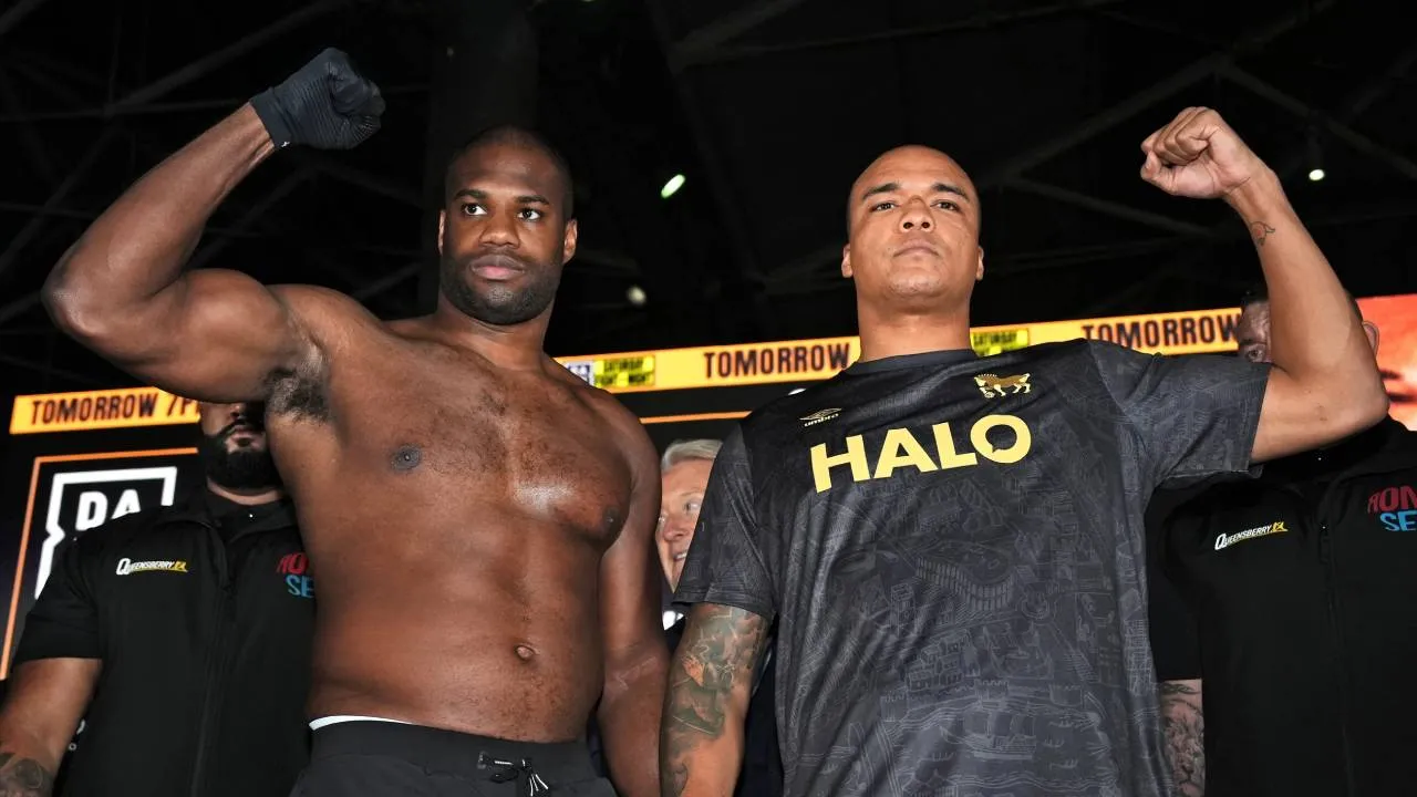 Daniel Dubois (kiri) dan Fabio Wardley berpose setelah sesi timbang badan. (Foto: Fight TV)