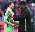 Dikritik Oliver Kahn & Jens Lehmann, Kompany Tetap Bela Jonas Urbig
