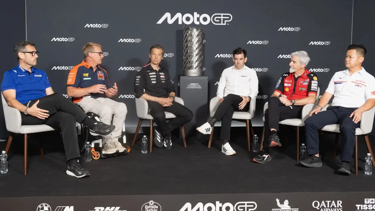 Para Bos Tim MotoGP Yamaha, Honda, Ducati, Aprilia, sedang berdiskusi dengan Bos MotoGP Carlos Ezpeleta
