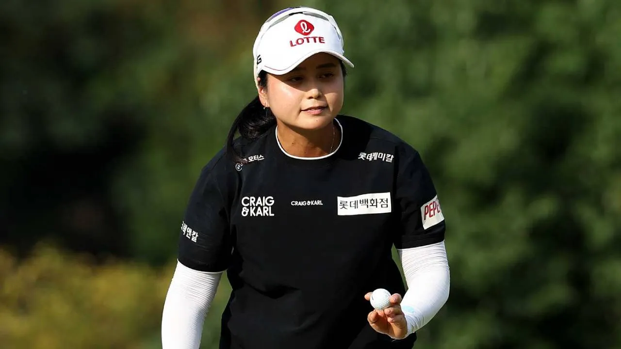 Hye-Jin Choi akan memasuki putaran final dengan keunggulan satu pukulan atas pesaing terdekatnya. (Foto: Golf Digest)