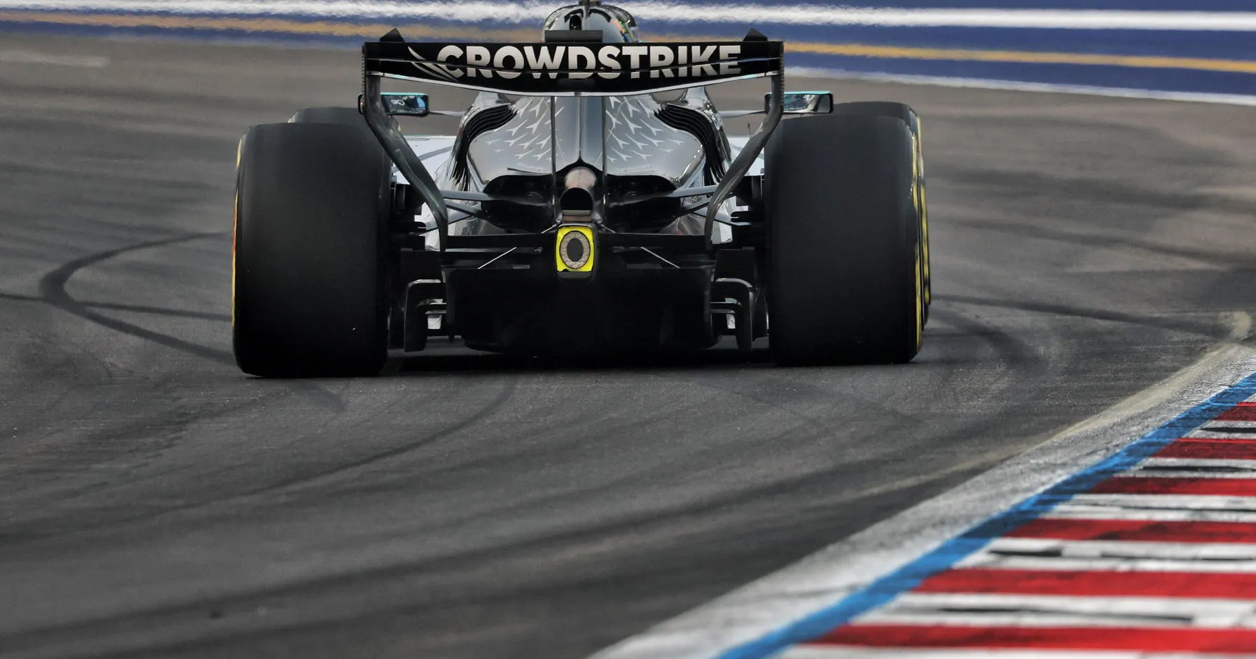 Mercedes Ungkap Desain Sayap Revolusioner Terdorong Ferrari - sumber: (racingnews365)