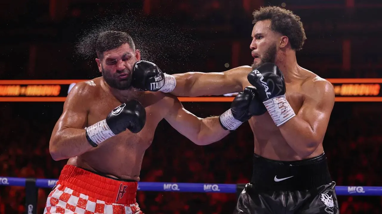 Moses Itauma (kanan) mendominasi delapan ronde pertama sebelum Filip Hrgovic bangkit dan menghentikannya pada ronde kesembilan. (Foto: Fight TV)