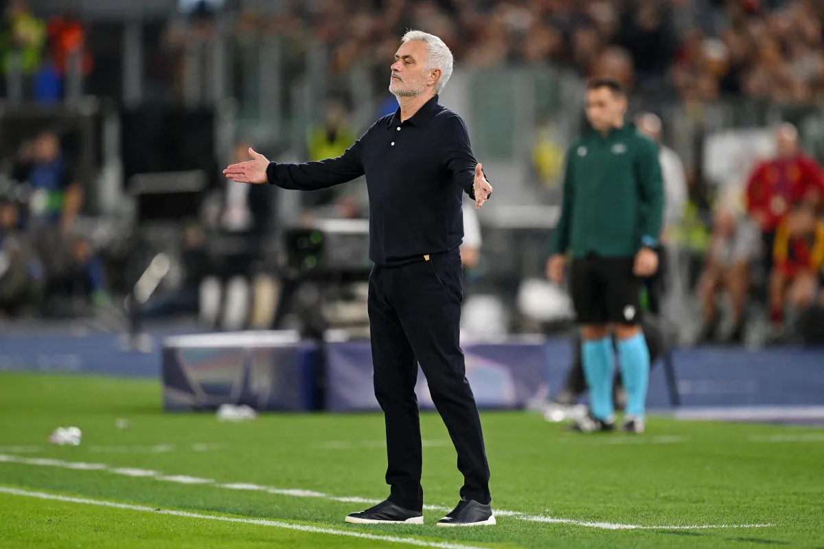 Roma Ultras Beri Apresiasi pada Mourinho: ‘Anda Kembalikan Mimpi Kami’ - sumber: (footballitalia)
