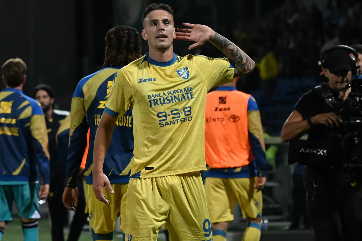 Serie A: Raimondo Toreh Hattrick, Frosinone Taklukkan Sassuolo 4-2 - sumber: (footballitalia)