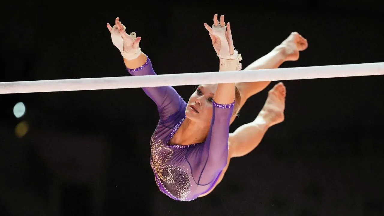 Juara Olimpiade Angelina Melnikova (foto) dan Viktoria Listunova, serta rekan setim mereka, Anna Kalmykova, tidak diizinkan melakukan perjalanan ke Rotterdam untuk Kejuaraan Dunia Senam Artistik. (Foto: AP)